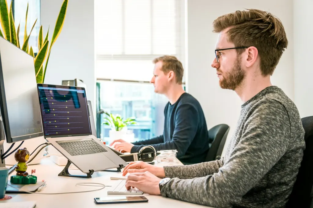 Supervisión de empleados en computadora